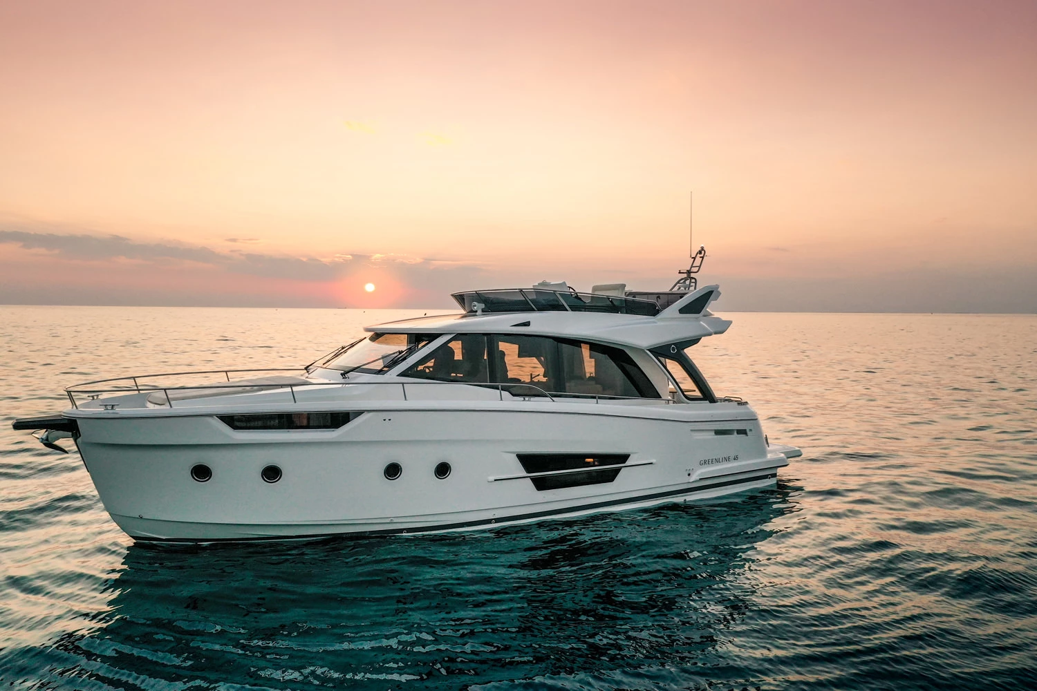 The brand new Greenline 45 Fly bears a lot of similarities to the shipyard’s Greenline 48 hybrid yacht, which we looked at back in 2014