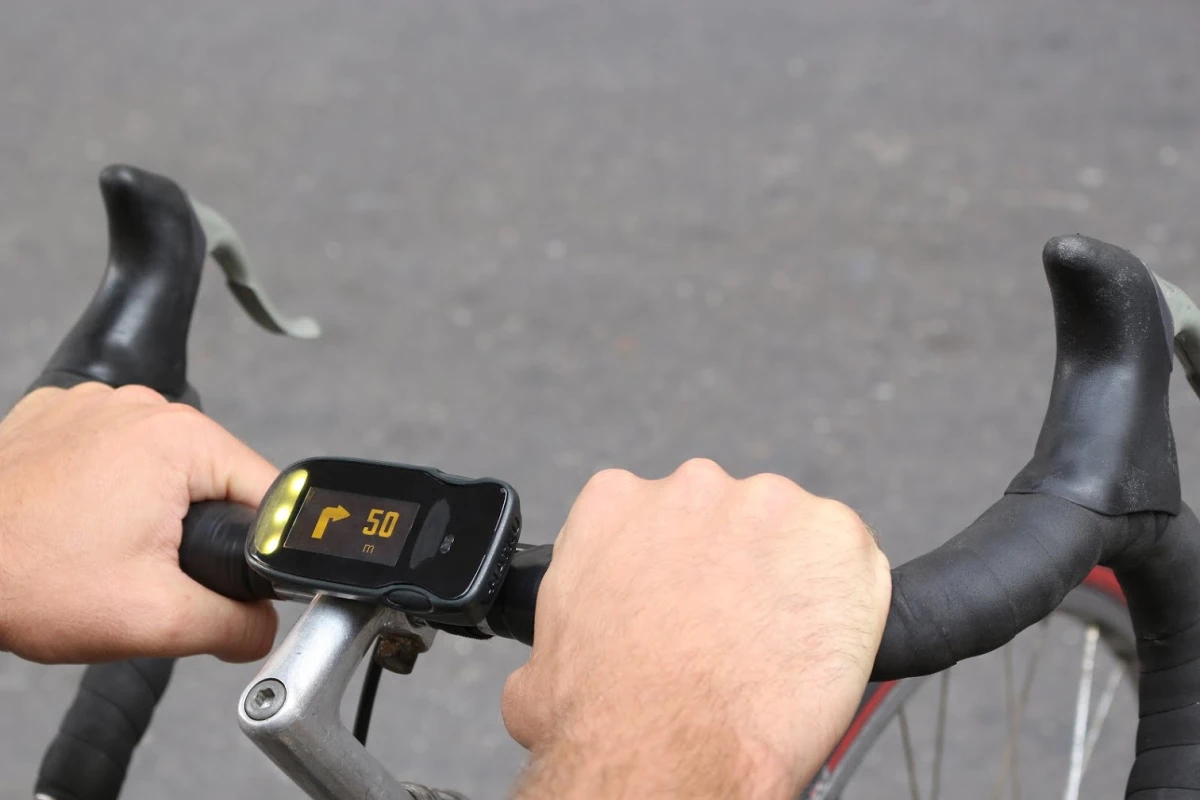 Haiku displays small arrows for navigation to guide you through the streets