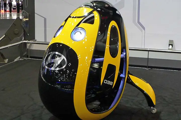 The egg-shaped "E4U" personal mobility vehicle concept (Photo: Nikkei Tech-On)