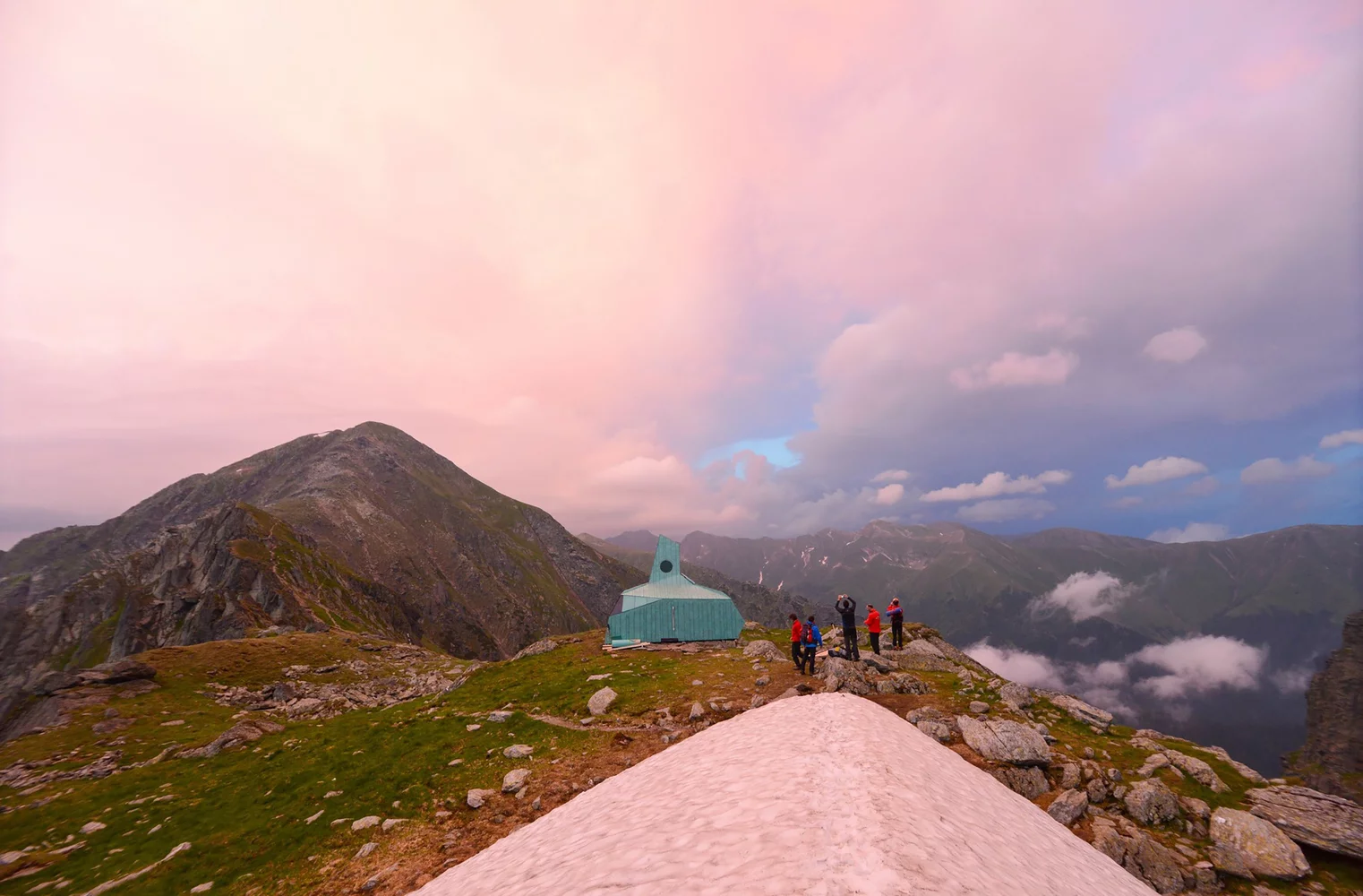 Călțun Shelter is based in the Făgăraș Mountains, a spot known for its hazardousness