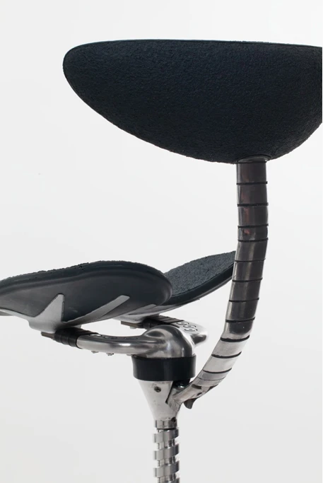 The seat pads of the FreedMan chair can tilt from side to side, allowing users to find their natural sideways posture