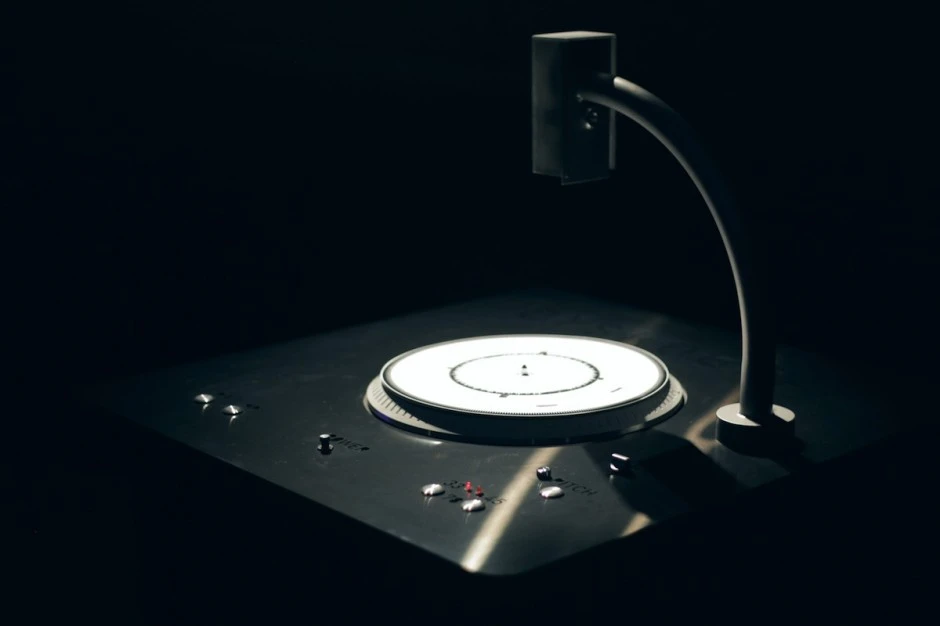 The setup comprises a graphic disk reader and blank surface which takes the place of a vinyl record