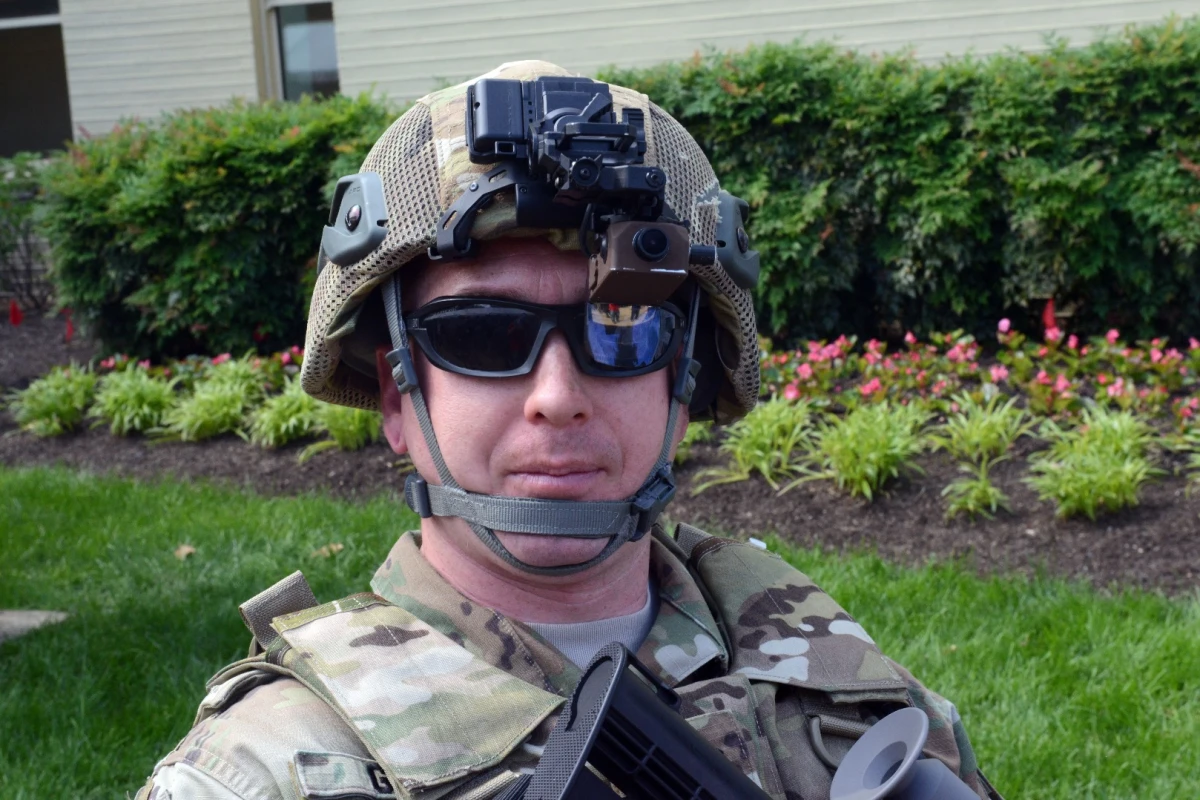 The TAR display is mounted on regular US Army helmets