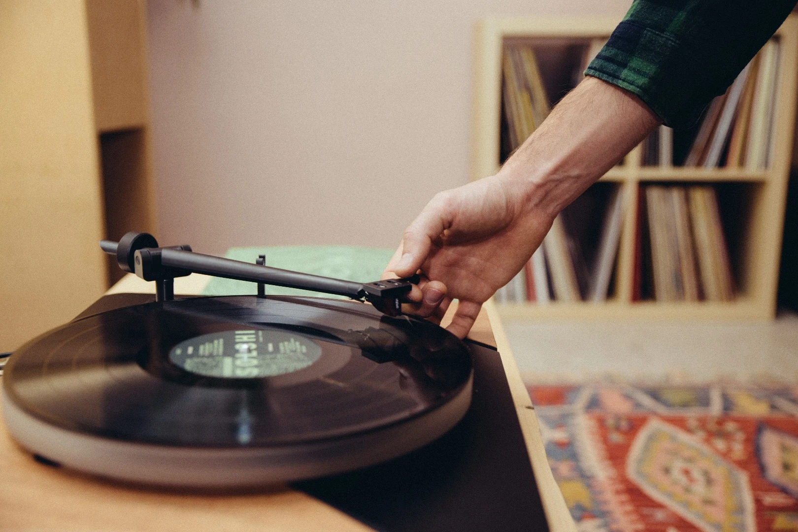 The Logigram turntable by Defoss is designed to encourage music lovers to take some time out and give music the attention it deserves