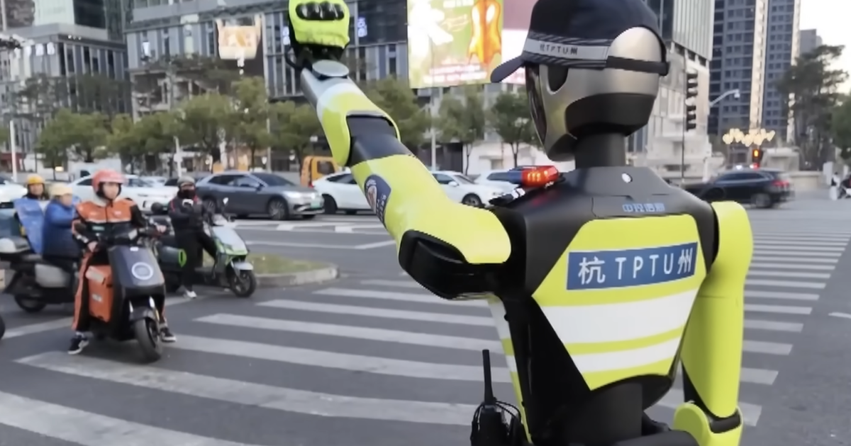 Hangxing Robot Directs Traffic At Hangzhou Intersection