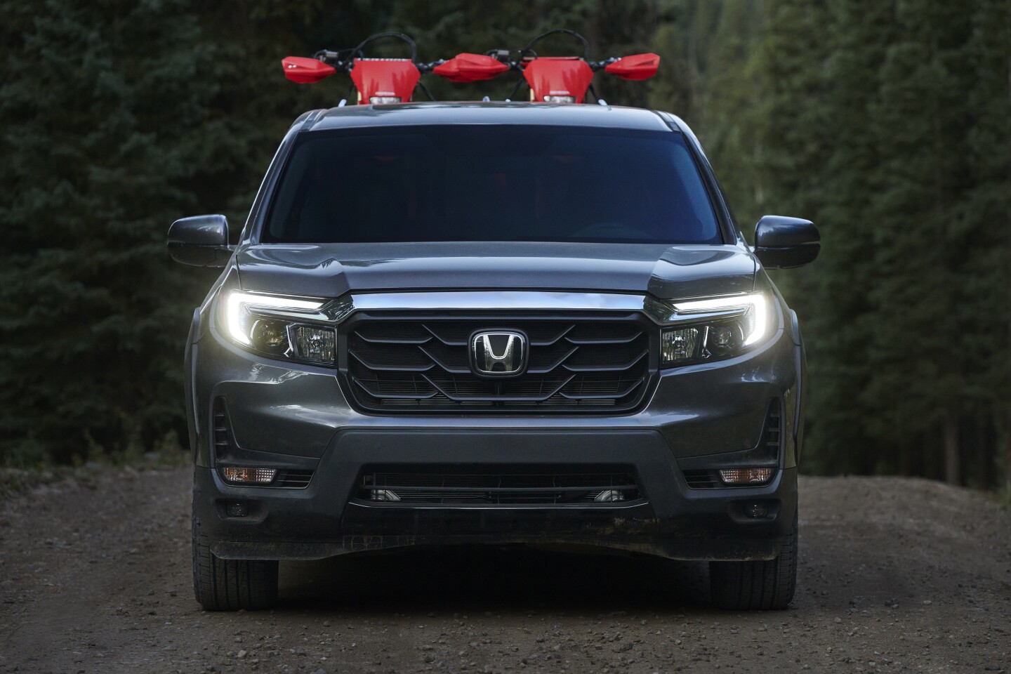 The Ridgeline’s extra-wide stance enables an extra-wide standard bed, making it the only truck in its class that can flat-carry 4-foot (1.2-m) wide items