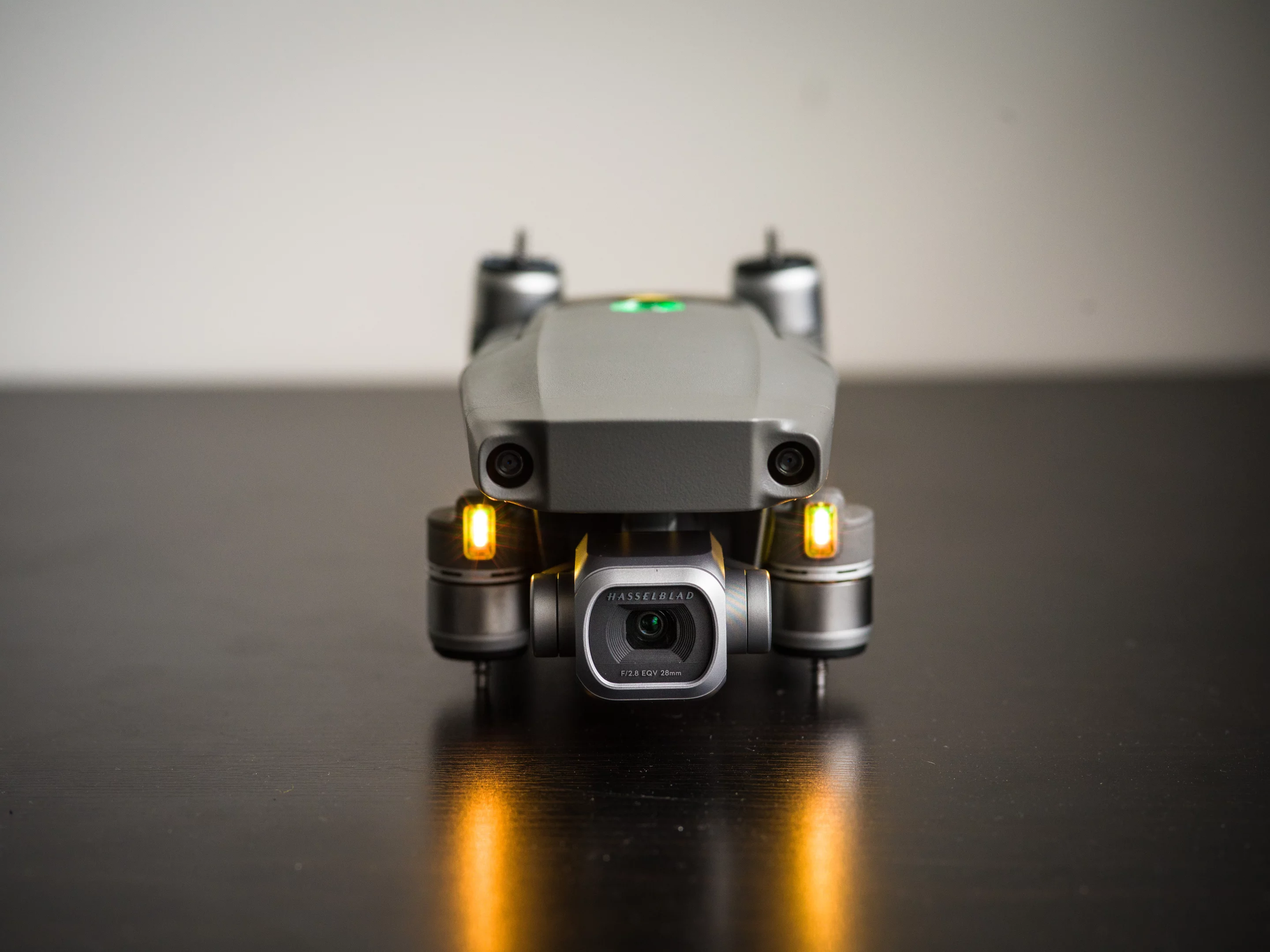 Mavic 2 Pro: Hasselblad camera with variable aperture and fixed lens
