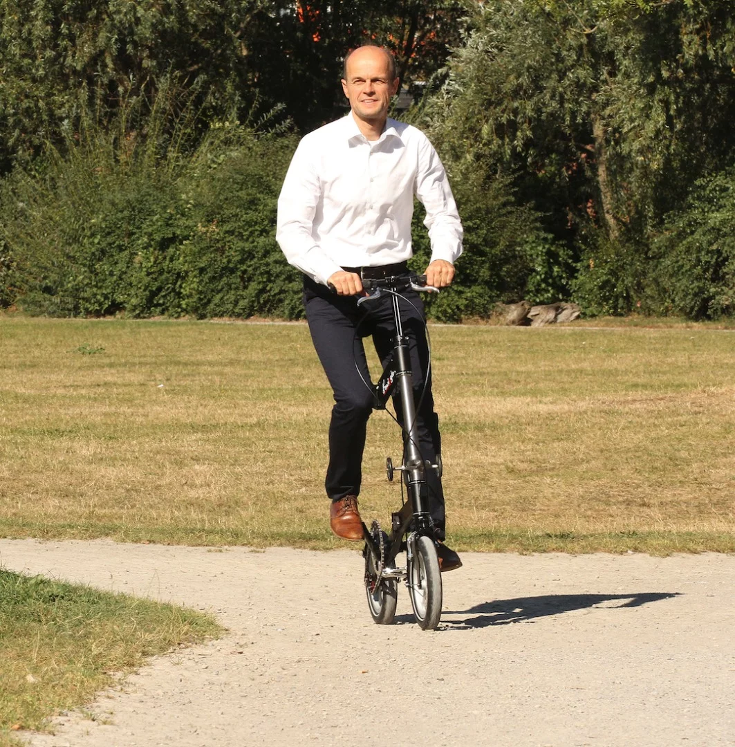 The production model of the Kwiggle is largely constructed of wrought-alloy aluminum, and now has integrated wheel guards, levers and brakes