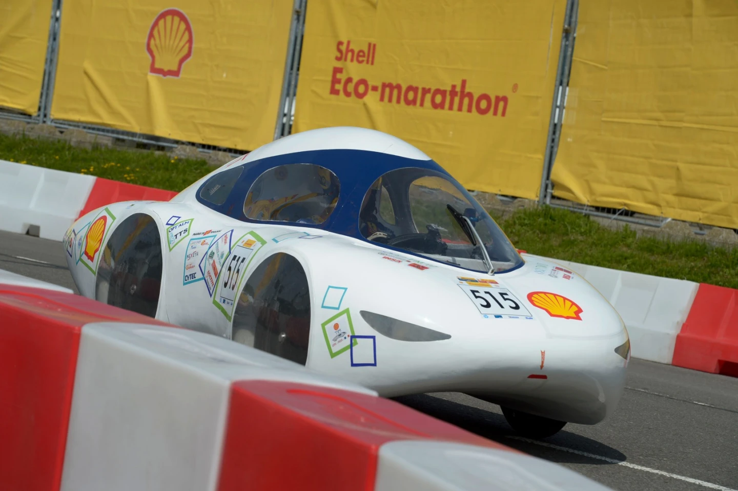 The TIM07 uses resin-coated silk for its lightweight body