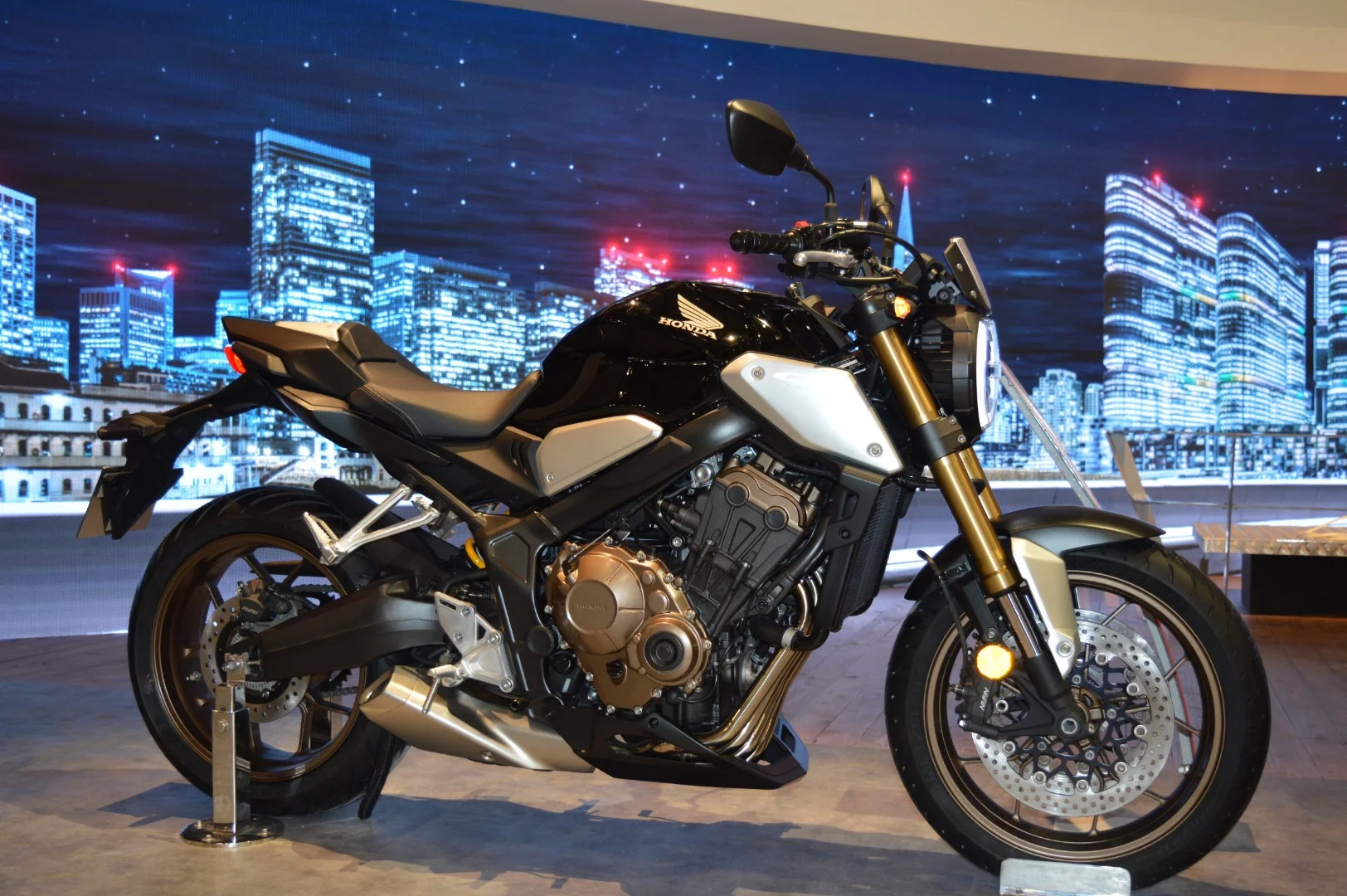 The 2019 Honda CB650R is the naked version of the CBR650R, inheriting the looks of the latest CB model family and filling the mid-capacity gap that was left by the current 125, 300 and 1000 cc models