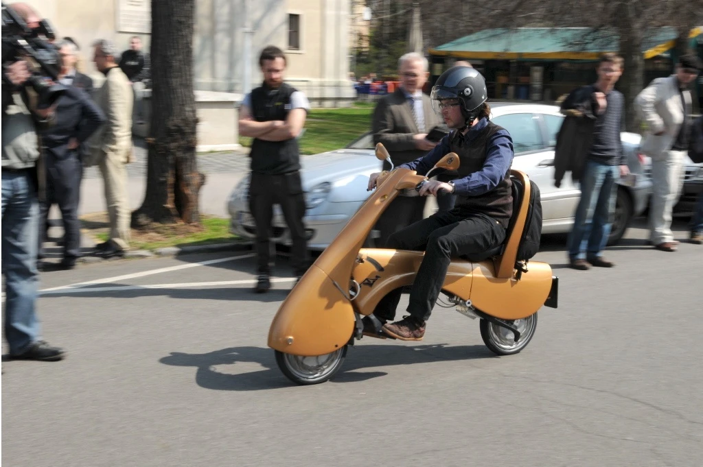 The scooter has a top speed of 45 km/h (28 mph)