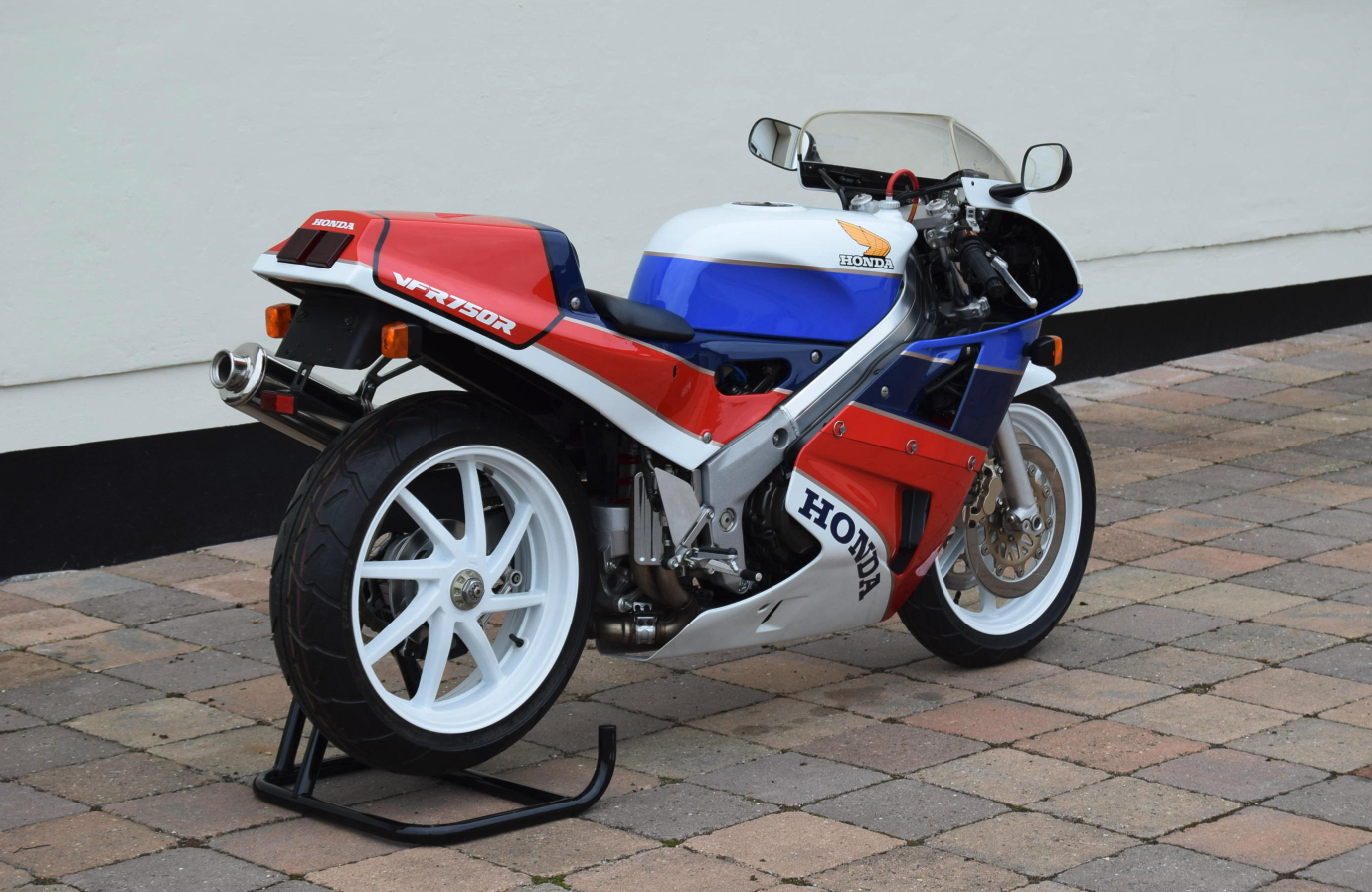 The record price for a Honda RC30 homologation special was set earlier this year at $92,000 in Las Vegas, by a bike that was essentially unused, having just 14 km on the odomoter, with most of those clocked up being pushed from trailer to stand inside exhibitions. This bike had even fewer "push kilometers" on the clock, which shows just 2 km from new, all of them under human power. It hence represents extraordinary value at $62,012 (£47,150). Auction Description