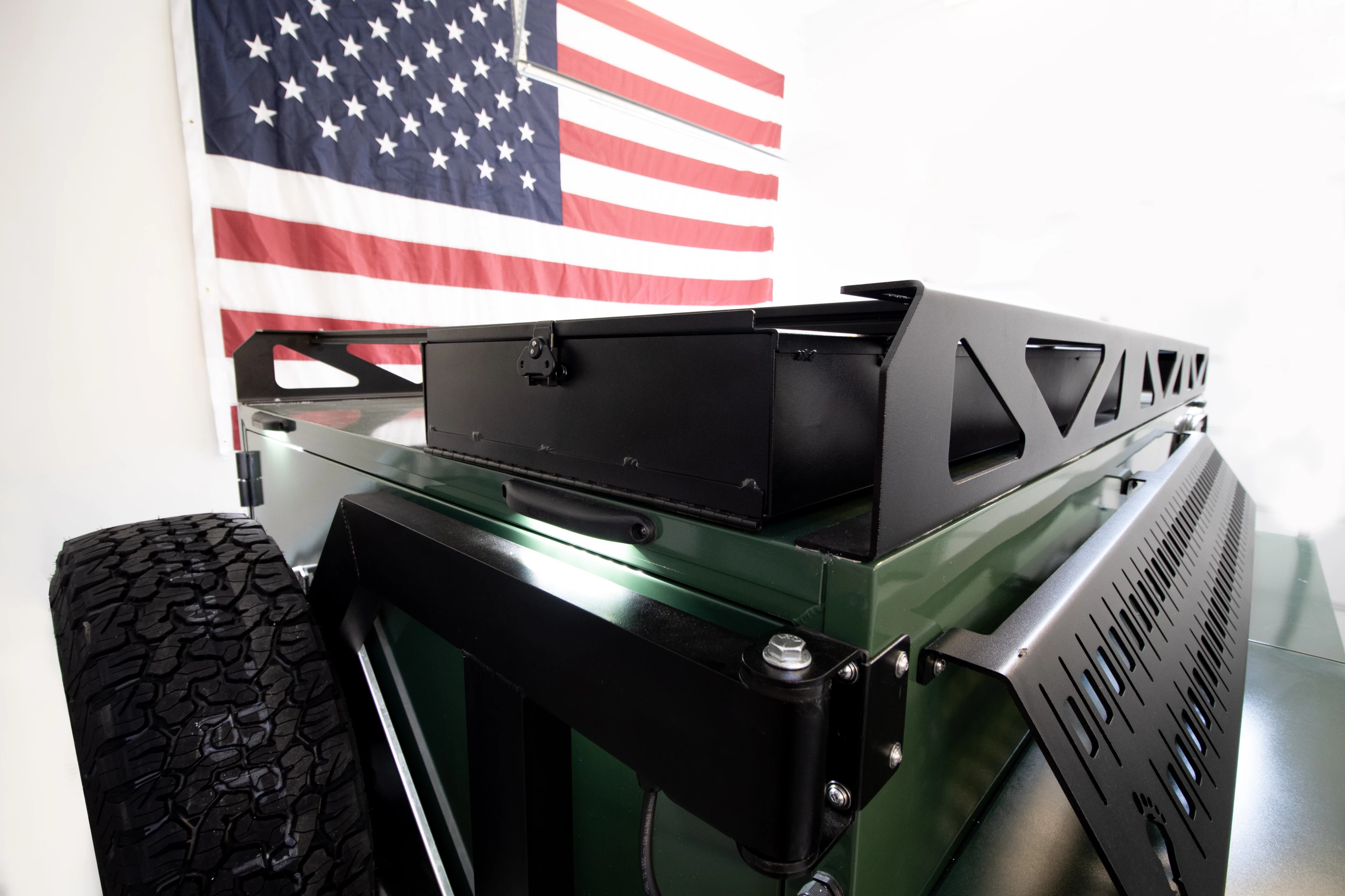 The Sasquatch Highland 60 Pro-X comes standard with the Squatch Box roof storage box fit neatly inside the roof rack