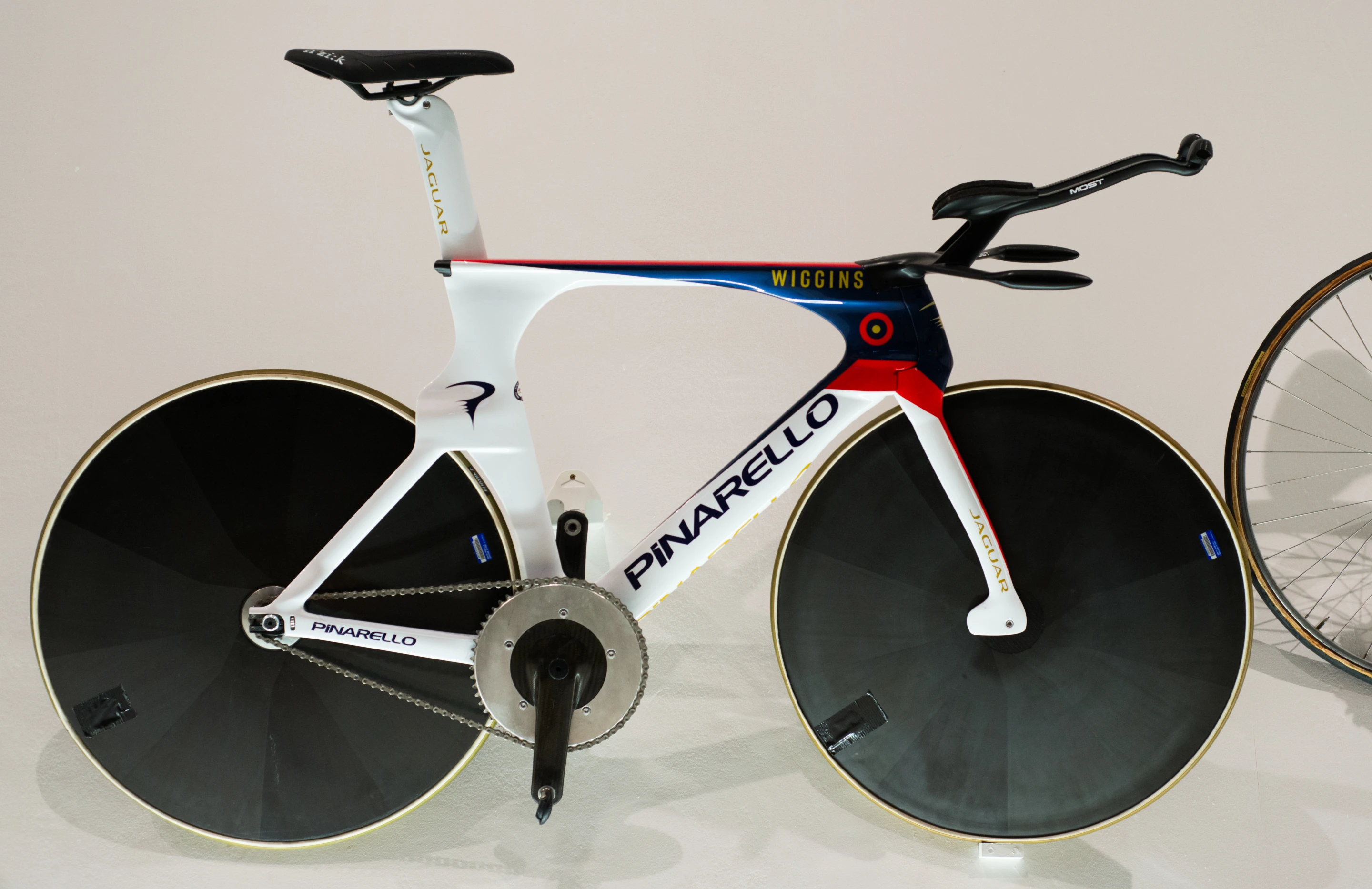 The Pinnarello Bolide was used by Bradley Wiggins to set the 2015 Hour Record, and is very aerodynamic