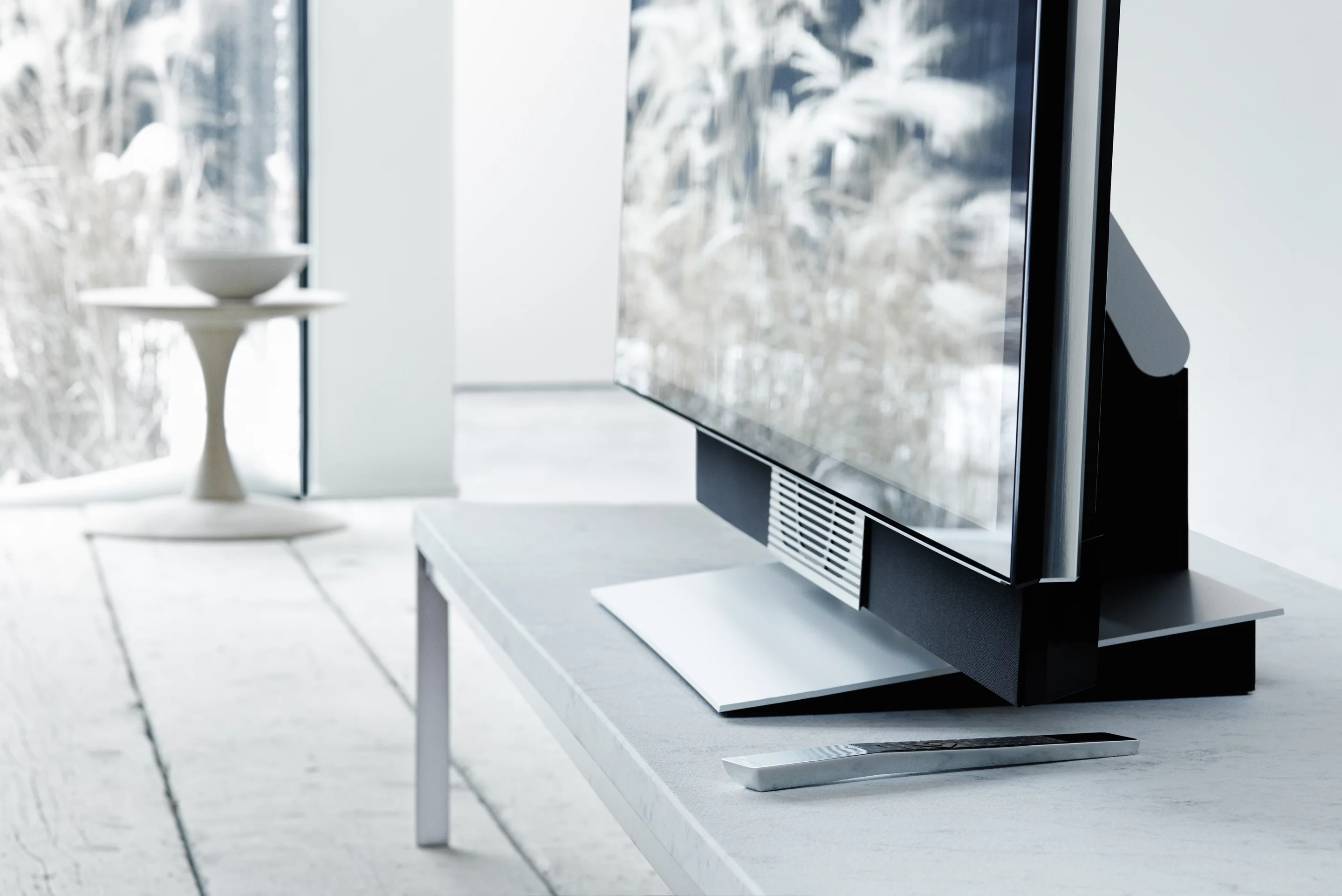 The sound panel contains no less than eight driver units, three tweeters, three midrange speakers and two bass drivers, each with its own dedicated amplifier