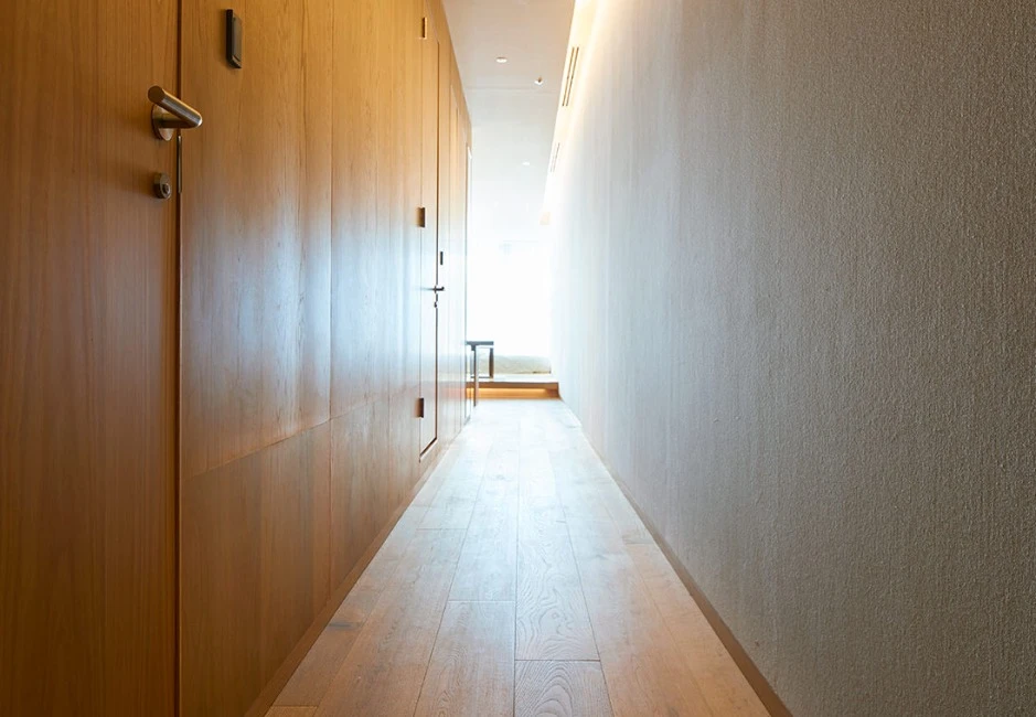 Extra long corridor in the Type F suite